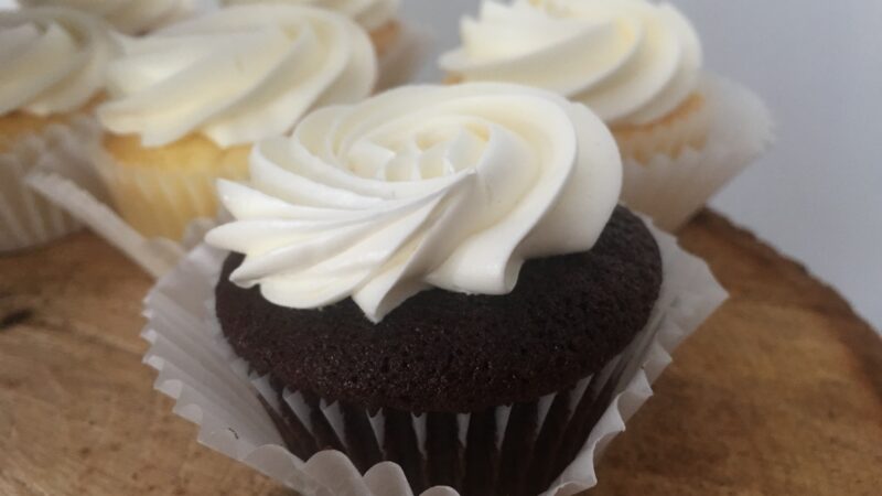 DIY wedding cupcakes with small cake centerpiece